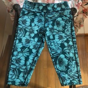 Maaji active wear mid-rise Capri legging